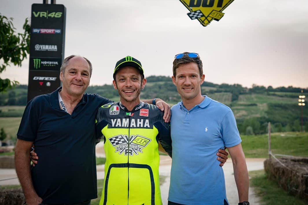 バレンティーノ・ロッシさんのインスタグラム写真 - (バレンティーノ・ロッシInstagram)「Piedi pesanti al Ranch! Great pleasure to have Gerhard Berger and @sebogier with us at the MotoRanch for follow our training and speak about Racing Cars  @vr46ridersacademyofficial 📸 @camilss」6月12日 4時52分 - valeyellow46