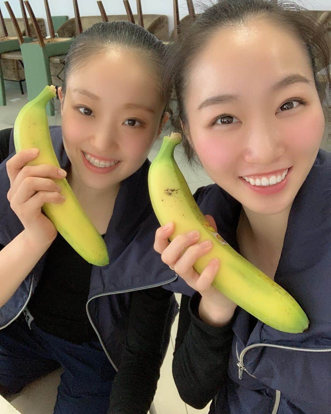 熨斗谷さくらさんのインスタグラム写真 - (熨斗谷さくらInstagram)「大きすぎて電話できそう🤙って🐒 ロシアのバナナ🍌🇷🇺 #さゆりんと#バナナ#банан」6月12日 5時02分 - sakura_noshy