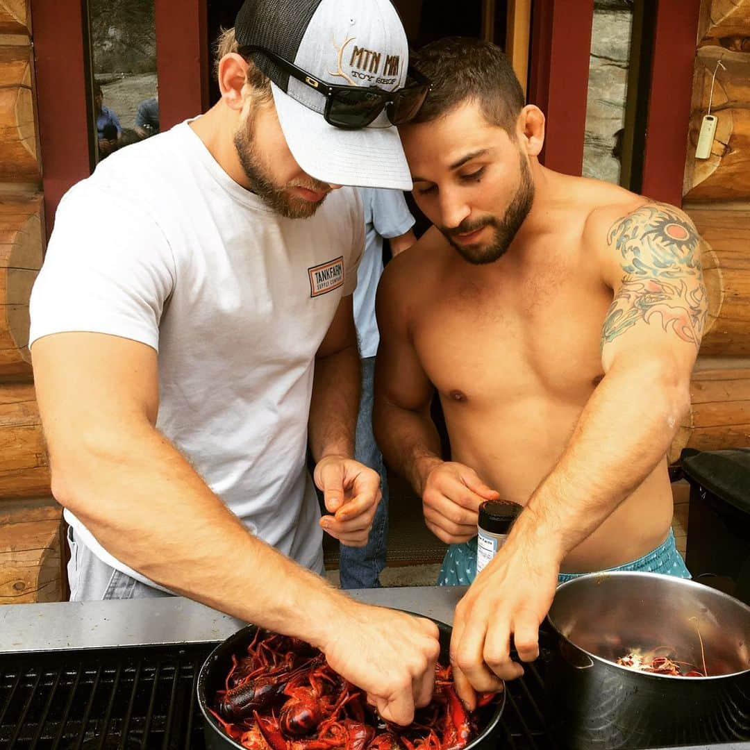 マックス・シエリオットさんのインスタグラム写真 - (マックス・シエリオットInstagram)「Hoping to catch and eat lots of these little critters this weekend!!!🤤😍 #mudbugs #crawfish #crawdad @chadmendes #icantwait」6月12日 5時16分 - maxthieriot