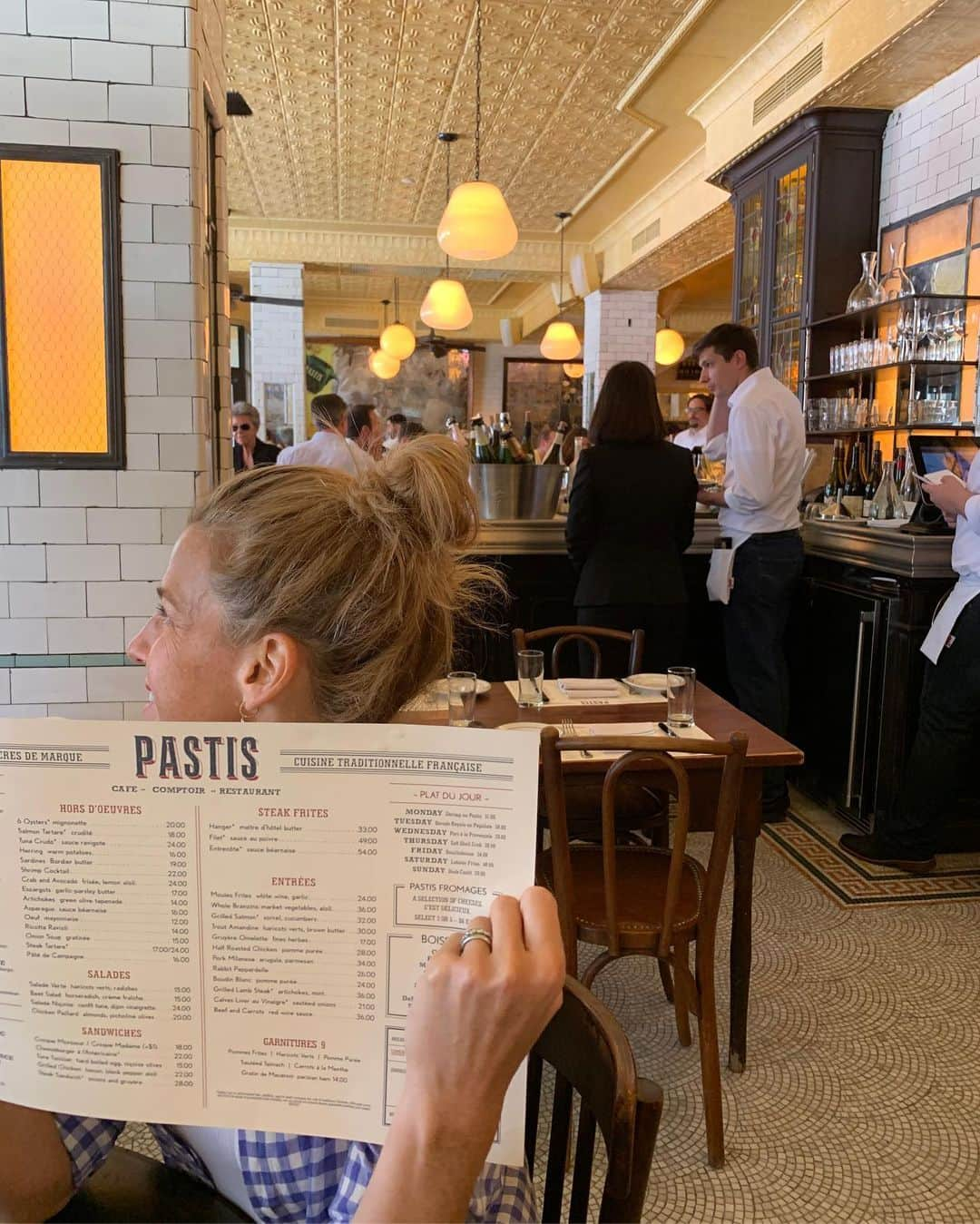 ジェシカ・サインフェルドさんのインスタグラム写真 - (ジェシカ・サインフェルドInstagram)「@pastisnyc - you are a triumph. 🏆 So perfectly replicated in style and feeling. It felt like 1999, in the best possible way. 🍸Congratulations to my friend Stephen Starr and Keith McNally. I am going to see you lots because my office is around the corner. 👋🏽. I’ve added Pastis to my restaurant list on JessicaSeinfeld.com, which you can access in my Biolink.」6月12日 5時31分 - jessseinfeld