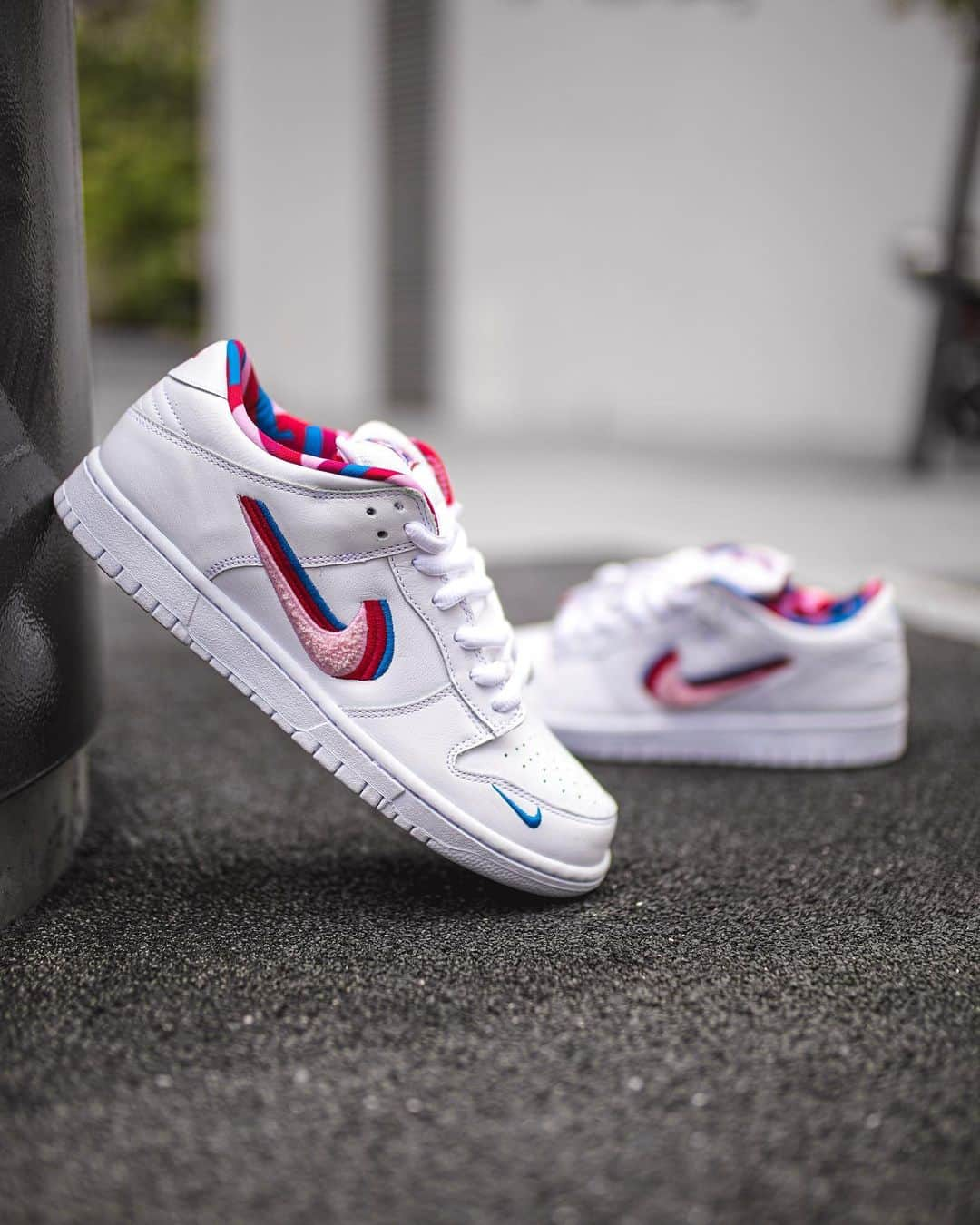 HYPEBEASTさんのインスタグラム写真 - (HYPEBEASTInstagram)「@hypebeastkicks: We have an exclusive first look at the upcoming Parra x Nike SB Dunk Low c/o @retroshoparis. The duo's latest collaboration introduces a tweaked @nikesb SB Dunk Low, sporting Parra’s classic red, white and blue color palette and some unique playful detailing. Stay tuned for the sneaker’s official release information.  Tag a #nikeSB head.  Photo: @hypebeastfr」6月12日 5時24分 - hypebeast