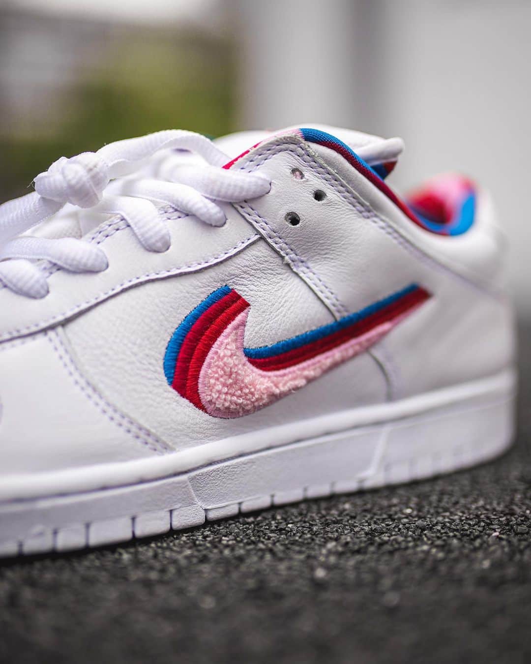 HYPEBEASTさんのインスタグラム写真 - (HYPEBEASTInstagram)「@hypebeastkicks: We have an exclusive first look at the upcoming Parra x Nike SB Dunk Low c/o @retroshoparis. The duo's latest collaboration introduces a tweaked @nikesb SB Dunk Low, sporting Parra’s classic red, white and blue color palette and some unique playful detailing. Stay tuned for the sneaker’s official release information.  Tag a #nikeSB head.  Photo: @hypebeastfr」6月12日 5時24分 - hypebeast