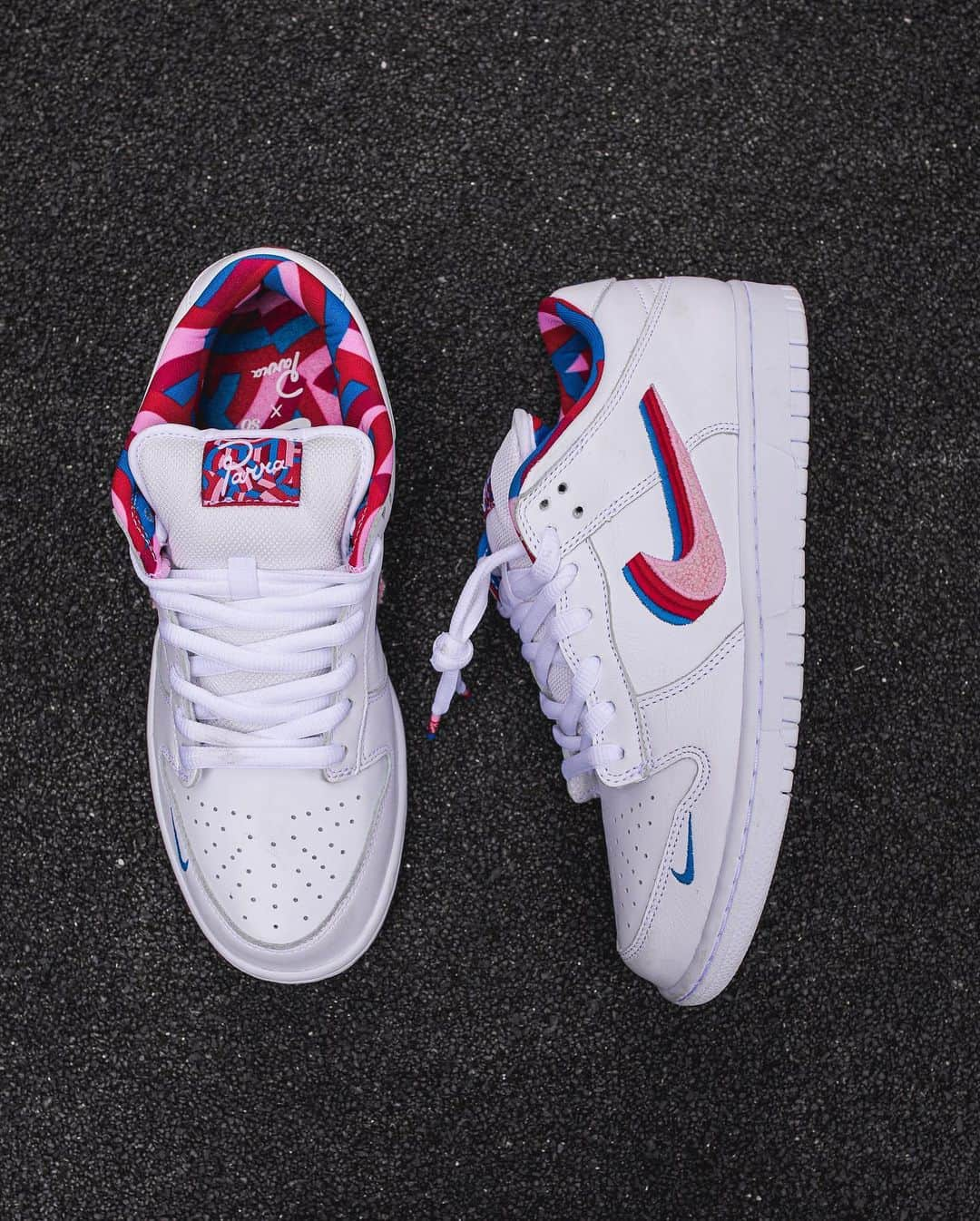 HYPEBEASTさんのインスタグラム写真 - (HYPEBEASTInstagram)「@hypebeastkicks: We have an exclusive first look at the upcoming Parra x Nike SB Dunk Low c/o @retroshoparis. The duo's latest collaboration introduces a tweaked @nikesb SB Dunk Low, sporting Parra’s classic red, white and blue color palette and some unique playful detailing. Stay tuned for the sneaker’s official release information.  Tag a #nikeSB head.  Photo: @hypebeastfr」6月12日 5時24分 - hypebeast