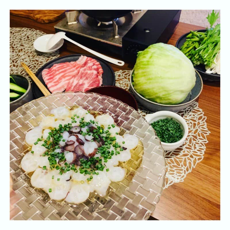市橋有里のインスタグラム：「肌寒い日が続くので、あったかレタス豚しゃぶ🥬白だしと酒だけのシンプルだしで永遠と食べられる。3本分の長ネギとレタスひと玉。鉄分豊富な金針菜と、食物繊維豊富なきくらげは今が旬なので、脇役に。いろんな食材が摂れる鍋、わたしは1年中食べてしまう。 ・ #おはようございます #梅雨 #6月 #旬 #おうちごはん  #小料理屋あり  #instafood」
