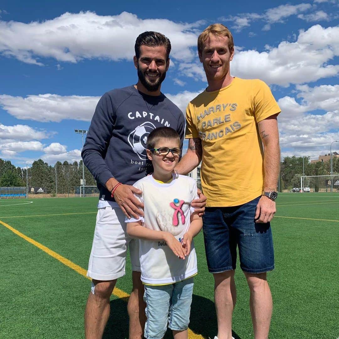 アレハンドロ・フェルナンデス・イグレシアスのインスタグラム：「Hoy hemos conocido a Lucas, que tiene síndrome de Delecion 1p36... un claro ejemplo de lucha y superación 👏🏻 @delecion1p36_spain」