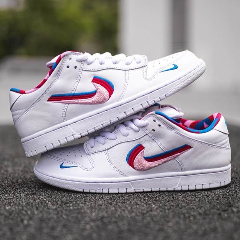 Sneaker Newsさんのインスタグラム写真 - (Sneaker NewsInstagram)「Up close with the upcoming Parra x Nike SB Dunk Low. Is this a must-have? For a detailed look, tap the link in our bio. 📸: @hypebeastfr」6月12日 5時28分 - sneakernews