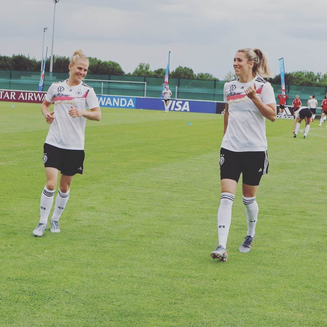 Verena Faisstさんのインスタグラム写真 - (Verena FaisstInstagram)「Hey @leonie_maier4! Morge isch schu unser zweites Gruppenspiel gegen 🇪🇸 in Valenciennes. Sagsch dine Litt sie solle zum zugucke kumme, gell. Mir spiele um 18 Uhr vor üsverkauftem 🏠 Isch des nid ufregend? 🥁 WIR#imteam #fullfokus 🇩🇪」6月12日 5時41分 - vereni2205