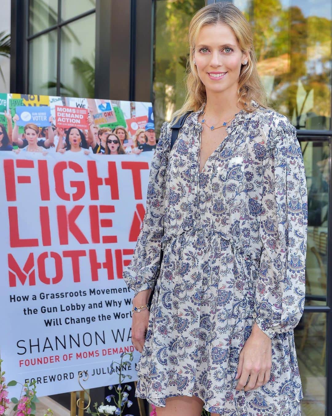 アンナ・ローソンのインスタグラム：「Thank you @mandanadayani for inviting me to the #momsdemandaction event last night! Beyond impressed by the work @shannonrwatts is doing and looking forward to reading #fightlikeamother 📷: @stefaniekeenan」
