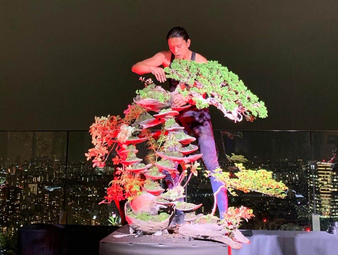 Monday満ちるさんのインスタグラム写真 - (Monday満ちるInstagram)「Rare night off and I went to hang with my girl @miss246 at an event in #toranomonhills and was rewarded with an  interesting bonzai art performance which also involved a beatbox maker ( @reatmo who was outstanding!) and Shamisen player. Swipe right for more pics. The back drop of the Tokyo skyline complete with Tokyo Tower was pretty spectacular adding visual drama to the performance!」6月12日 5時55分 - mondaymichiru