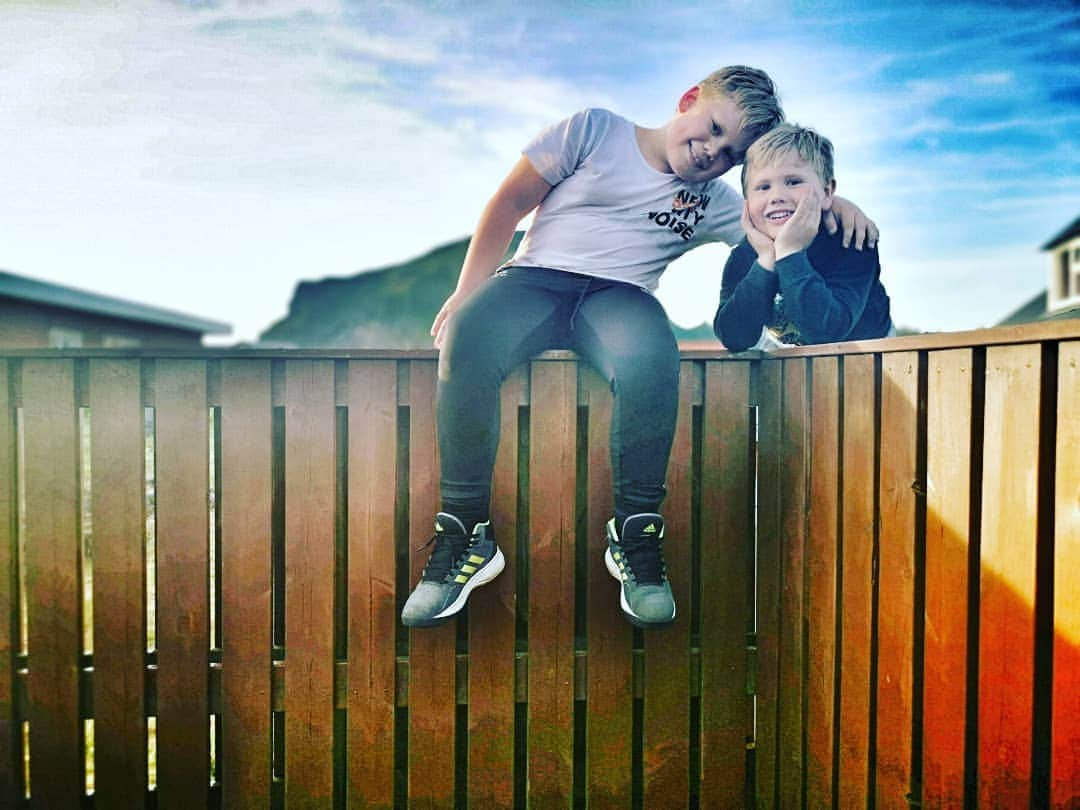 マヌー・ベネットさんのインスタグラム写真 - (マヌー・ベネットInstagram)「Brothers of Heimaey. Romeo age 9 Hrafn age 5 #heimaey #vestmannjyaer #Iceland @sillaberg」6月12日 5時56分 - manubennett