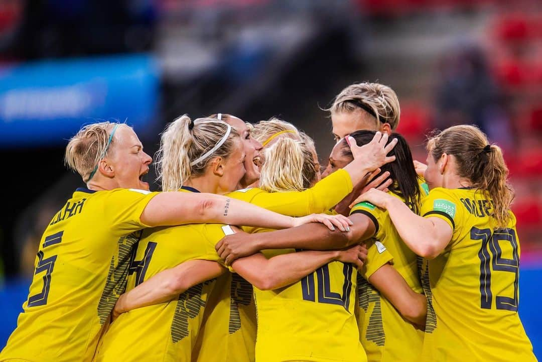 ソフィア・ヤコブソンさんのインスタグラム写真 - (ソフィア・ヤコブソンInstagram)「I am so proud to be a part of this TEAM, what an important win! 💪🇸🇪 #swewnt #wwc #2019」6月12日 6時06分 - sofiajakobsson