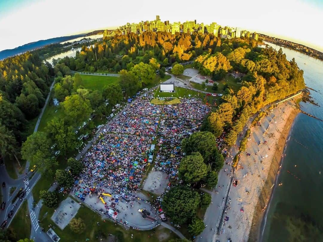 バンクーバー観光局- Tourism Vancouverさんのインスタグラム写真 - (バンクーバー観光局- Tourism VancouverInstagram)「バンクーバーでは夏になると、各地でアウトドア型映画上映イベントが開催されます。先日はスタンレーパークで毎年開催されている無料映画上映イベントのスケジュールも発表されました。星空の下で鑑賞する映画はまた一味違いますよ。⠀ 📷 : @freshaircinema(Instagram)⠀ .⠀ .⠀ .⠀ #カナダ #バンクーバー #Vancouver #旅 #旅行 #女子旅 #旅好き #一人旅 #海外旅行 #トラベル #旅女子 #旅行好きな人と繋がりたい #旅好きな人と繋がりたい #旅行好き #旅行大好き #旅行行きたい #旅に出たい #海外 #旅の記録 #旅の思い出 #旅行記 #旅したくなるフォト #マイトリップ #マイトリ #retrip_global #風景 #世界一周 #スタンレーパーク #アウトドア #映画上映会⠀」6月12日 6時00分 - vancouvertabi