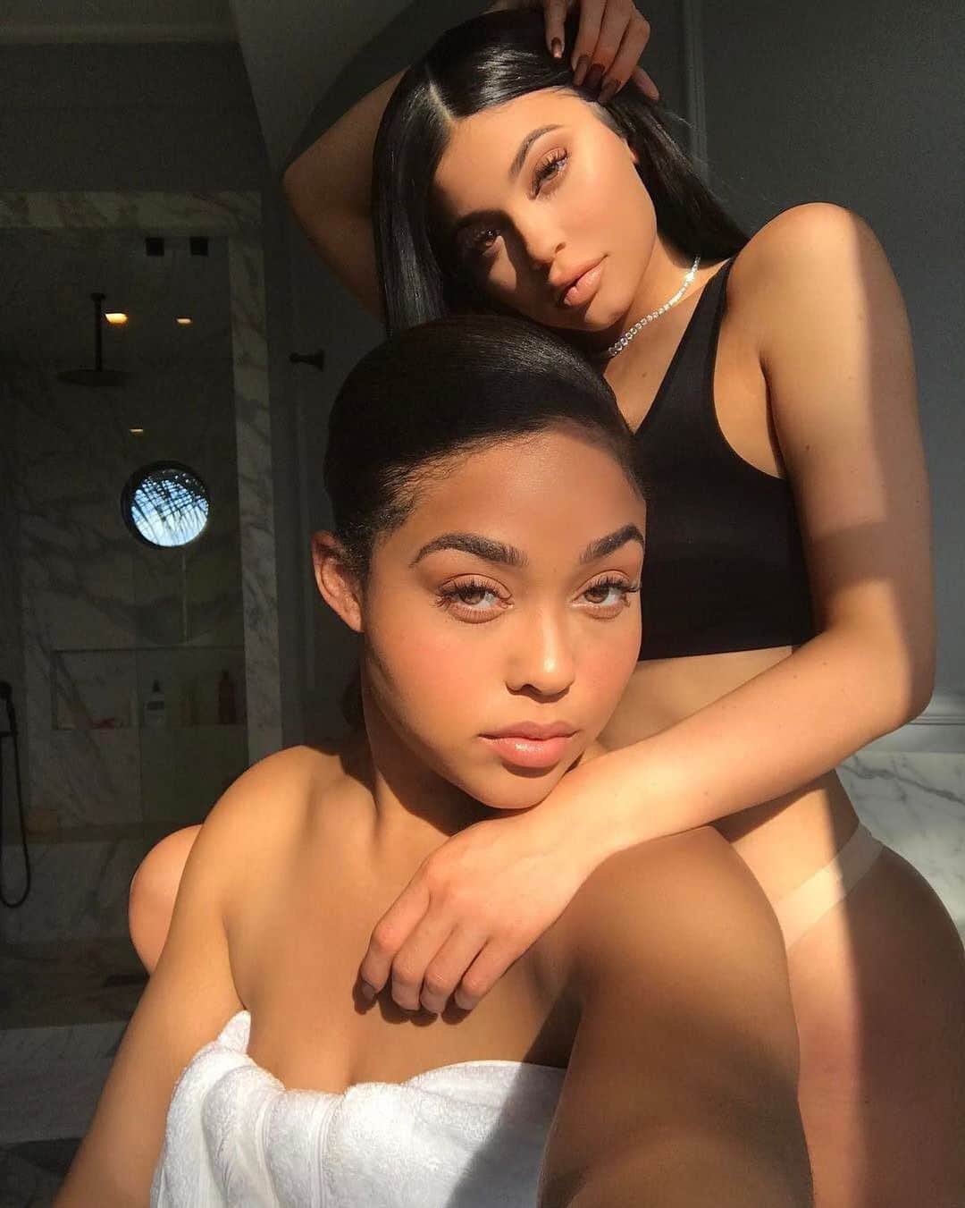 E! Onlineさんのインスタグラム写真 - (E! OnlineInstagram)「It's been months since their friendship ended, but Kylie Jenner and Jordyn Woods have reunited at their friend Stassie's birthday party. Link in bio for everything that went down. (📷: Instagram)」6月12日 6時00分 - enews