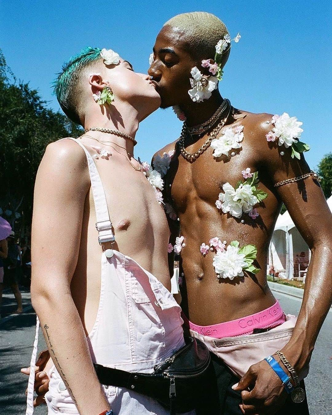 Vogueさんのインスタグラム写真 - (VogueInstagram)「On the 50th anniversary of the Stonewall Rebellion, kissing becomes a political demonstration. Tap the link in our bio to see all photos from the Los Angeles #Pride parade. Photographed by @ed.templeton」6月12日 6時01分 - voguemagazine