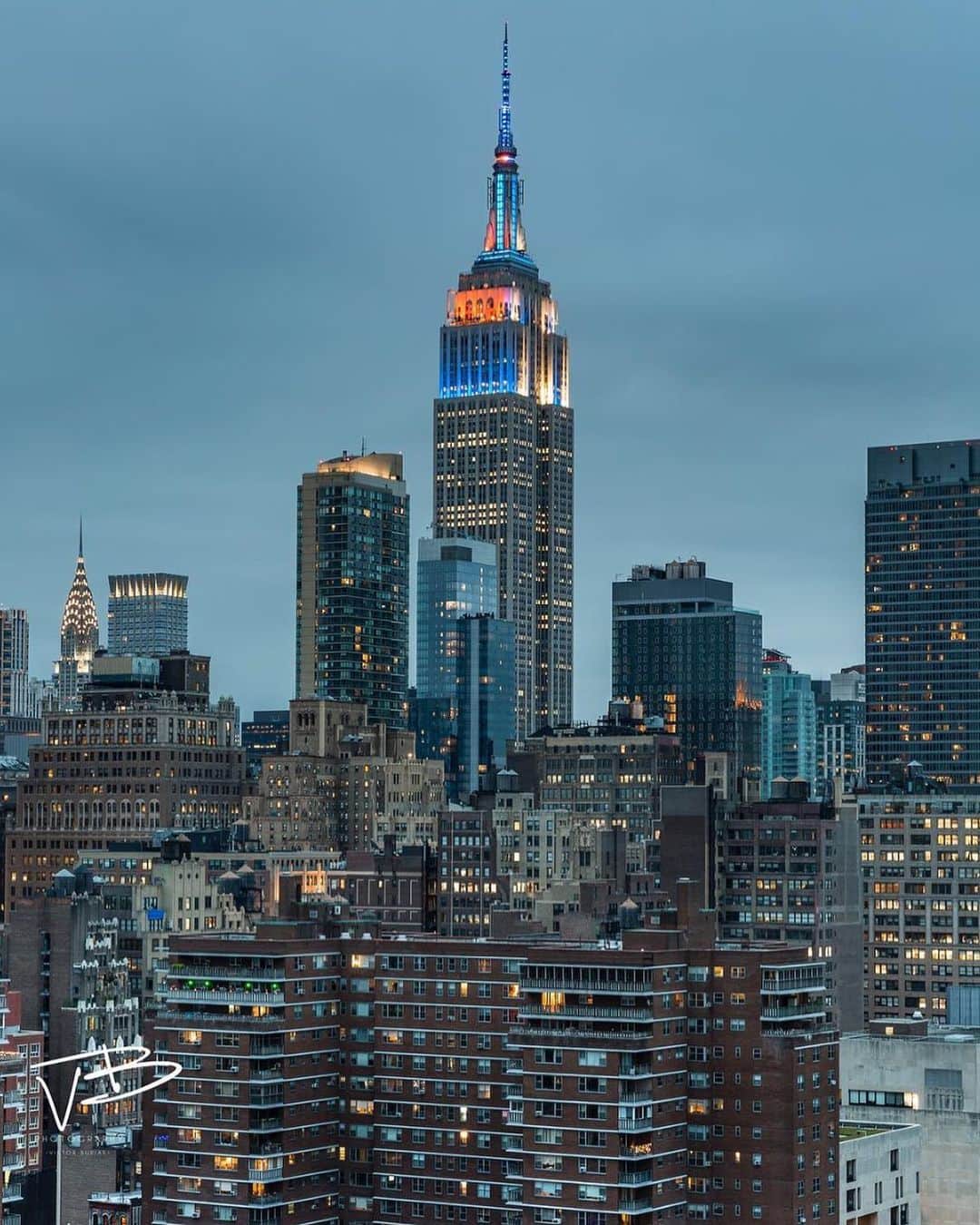 Empire State Buildingさんのインスタグラム写真 - (Empire State BuildingInstagram)「We’re lighting up in the colors of the @yankees & @mets tonight as the 2019 Subway Series continues! The winning team’s colors will take over our tower with sparkles for the first 10 minutes before going static for the rest of the night. Who do you think will win? #EmpireStateBuilding 👏 . 📸: @vikvik7」6月12日 6時02分 - empirestatebldg