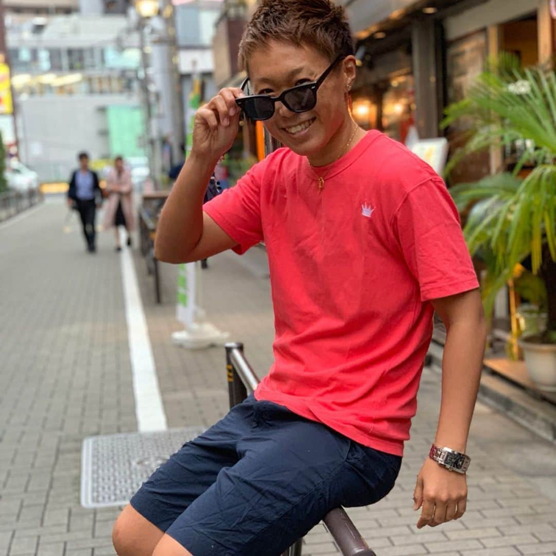 佐山万里菜さんのインスタグラム写真 - (佐山万里菜Instagram)「New ALEGRIA. ▶︎RED Tシャツ . . この色、生地欲しかったやーつ✨ REDのトレーナーに続きREDのTシャツ！！ 嬉しいっ✨ ALEGRIAもたくさんになってきたなぁー✨ 日焼けした夏…海上がりに着ようっと。。 海行けるが分からないが…絶対絶対1回以上は、行くぞ✨ 海に行かなきゃ夏じゃない🌞 . 素敵な写真ありがとうございます✨ #happy #幸せな時間 #爆笑 #笑顔 #オシャレ #私服 #可愛い#かっこいい#私服コーデ  #写真#海好き #撮影#アスリート#筋肉 #腹筋 #トレーニング #カメラマン募集 #感謝 #ライフスタイル#いいね #お気に入り#夏コーデ #ステキ #こだわり #ストリート#instagood #fashion #デザイン#sea #ファッション」6月12日 6時03分 - sayama.19