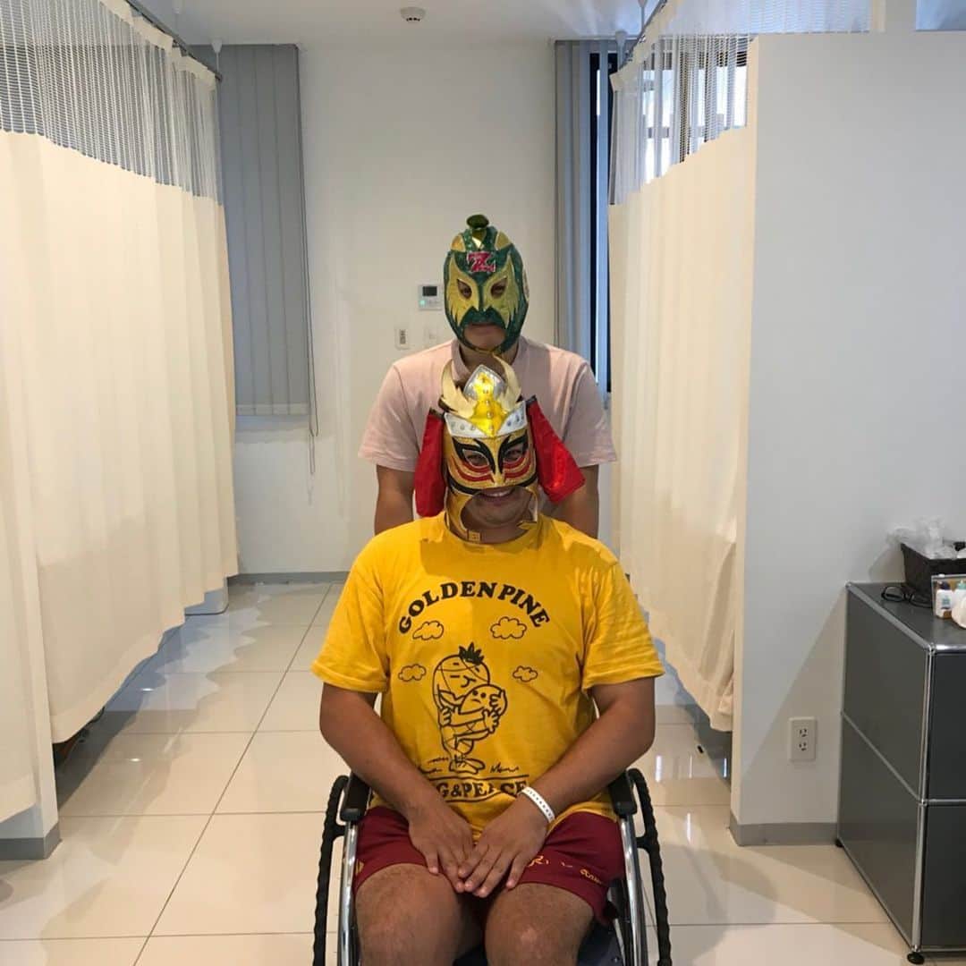 GOSAMARUのインスタグラム：「‪隣の人の目覚ましで2時間以上早く起床！！‬ ‪前日寝れなくて寝てないのに目を瞑ったら直ぐに目覚まし！！‬ ‪さて、リハビリまでどうしよう( 笑 )‬ ‪そんな退院の朝🤔‬ ‪昨日はZ君が来てくれたのです。‬ ‪可愛いい弟みたい！！‬ ‪#rd_pw #シークヮーサーZ ‬」