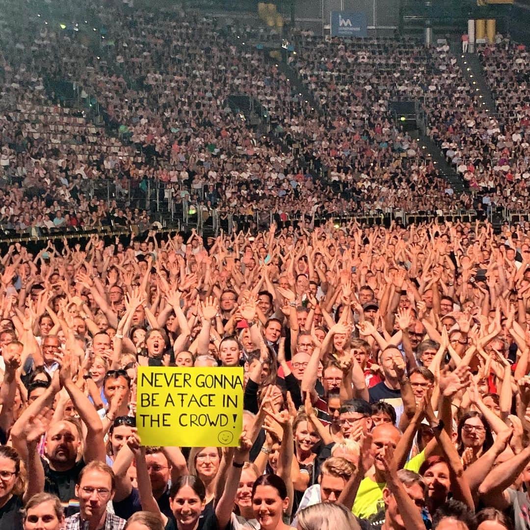 ブライアン・アダムスのインスタグラム：「Danke schoen Munich, what a fantastic night! 💚👍🏻 #bryanadamsshinealight #partfridaynightpartsundaymorning」