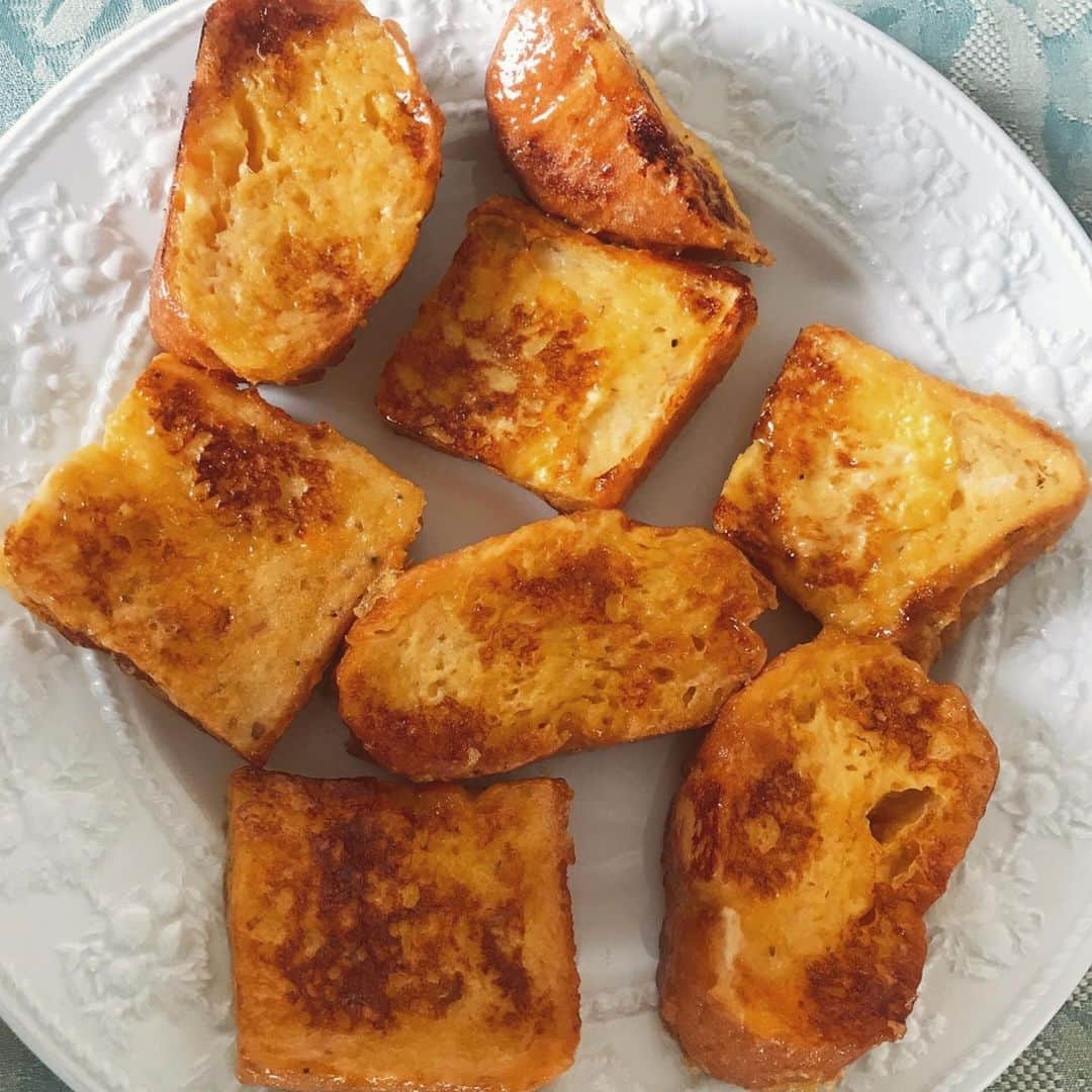 道重さゆみさんのインスタグラム写真 - (道重さゆみInstagram)「食パンとフランスパンの食べ比べ フランスパンの勝利ー！ #お姉ちゃんが作ってくれたフレトー #朝ご飯」6月12日 6時23分 - sayumimichishige0713