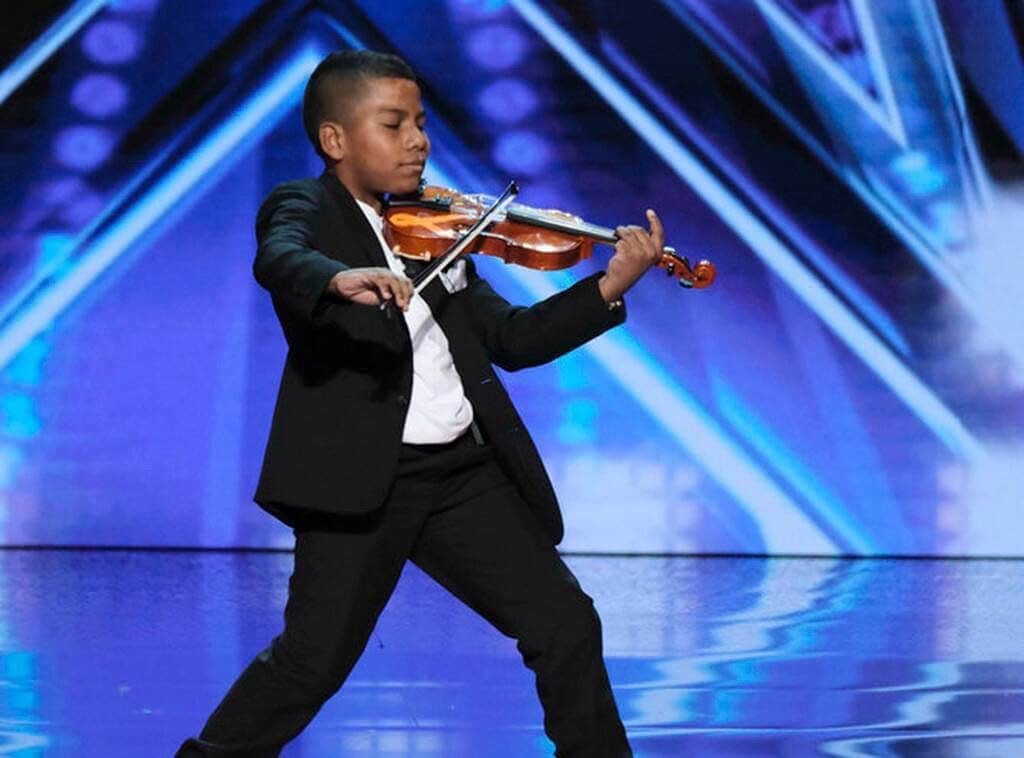 E! Onlineさんのインスタグラム写真 - (E! OnlineInstagram)「Simon Cowell has made his #AGT Golden Buzzer choice this season: An 11-year-old cancer survivor who took up playing the violin to help deal with kids who bullied him after he lost his hair due to chemotherapy. Link in bio. ❤️ (📷: NBC)」6月12日 11時56分 - enews