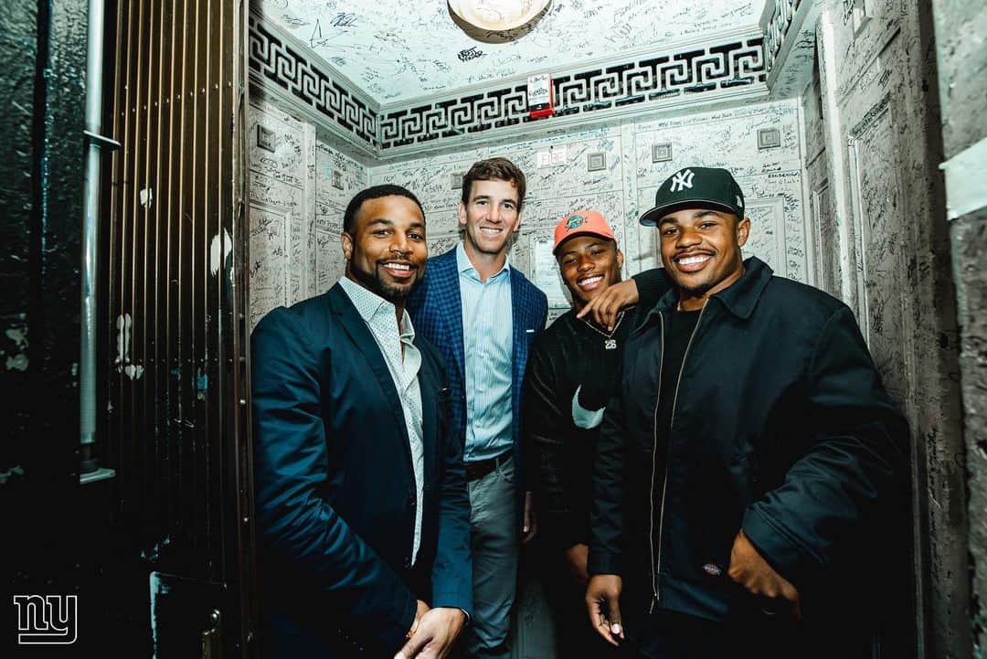 New York Giantsさんのインスタグラム写真 - (New York GiantsInstagram)「Always a great evening when ownership, front office members, coaches and players gather at the historic Beacon Theatre for the annual #NYGiants Town Hall presented by @verizon!」6月12日 11時48分 - nygiants