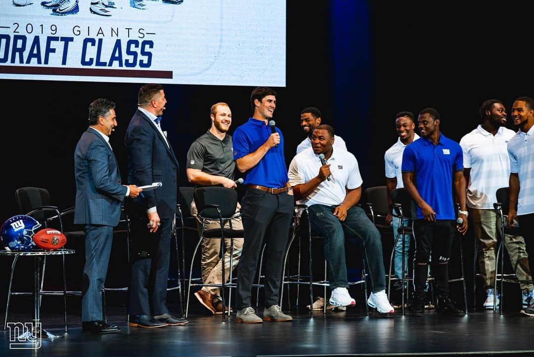 New York Giantsさんのインスタグラム写真 - (New York GiantsInstagram)「Always a great evening when ownership, front office members, coaches and players gather at the historic Beacon Theatre for the annual #NYGiants Town Hall presented by @verizon!」6月12日 11時48分 - nygiants