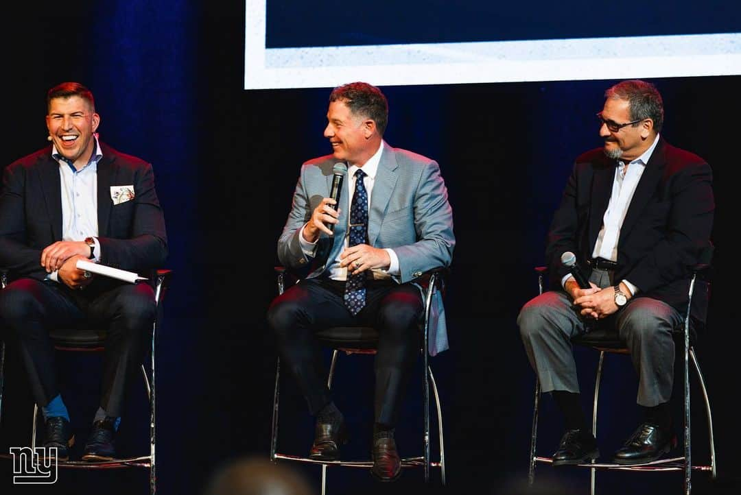 New York Giantsさんのインスタグラム写真 - (New York GiantsInstagram)「Always a great evening when ownership, front office members, coaches and players gather at the historic Beacon Theatre for the annual #NYGiants Town Hall presented by @verizon!」6月12日 11時48分 - nygiants