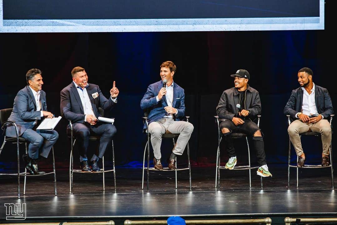 New York Giantsさんのインスタグラム写真 - (New York GiantsInstagram)「Always a great evening when ownership, front office members, coaches and players gather at the historic Beacon Theatre for the annual #NYGiants Town Hall presented by @verizon!」6月12日 11時48分 - nygiants