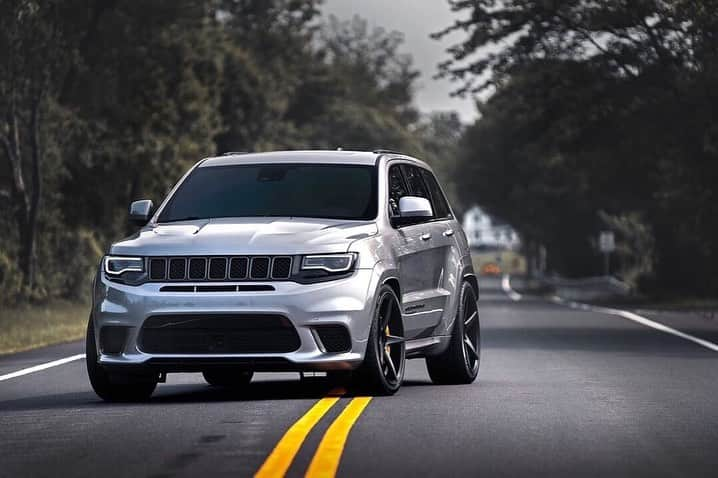 CarsWithoutLimitsさんのインスタグラム写真 - (CarsWithoutLimitsInstagram)「Plate says it all @1fasthawk ☠️ Photo @jayce_visuals  #carswithoutlimits #jeep #grandcherokee #trackhawk #srt #supercharged」6月12日 11時50分 - carswithoutlimits