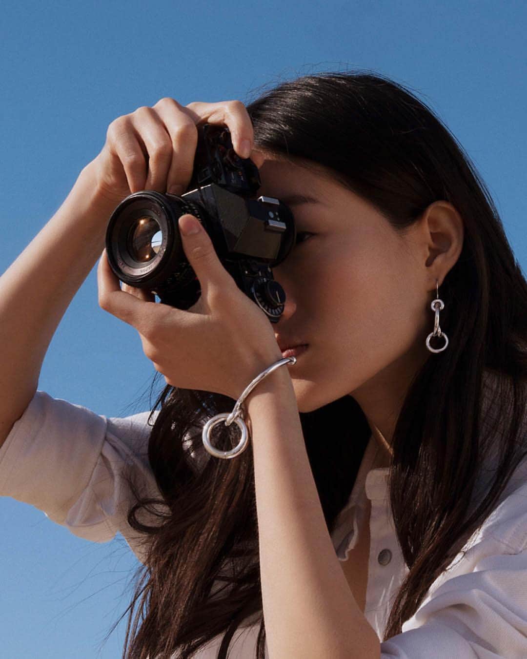 Calvin Kleinさんのインスタグラム写真 - (Calvin KleinInstagram)「#Summer plans in focus — bring in the warm with new styles from the Spring Summer 2019 #CALVINKLEIN WATCHES + JEWELRY collection, featuring our Clink earrings and open bangle. ⠀⠀⠀⠀⠀⠀⠀⠀ Share yours. #MYCALVINS」6月12日 11時54分 - calvinklein