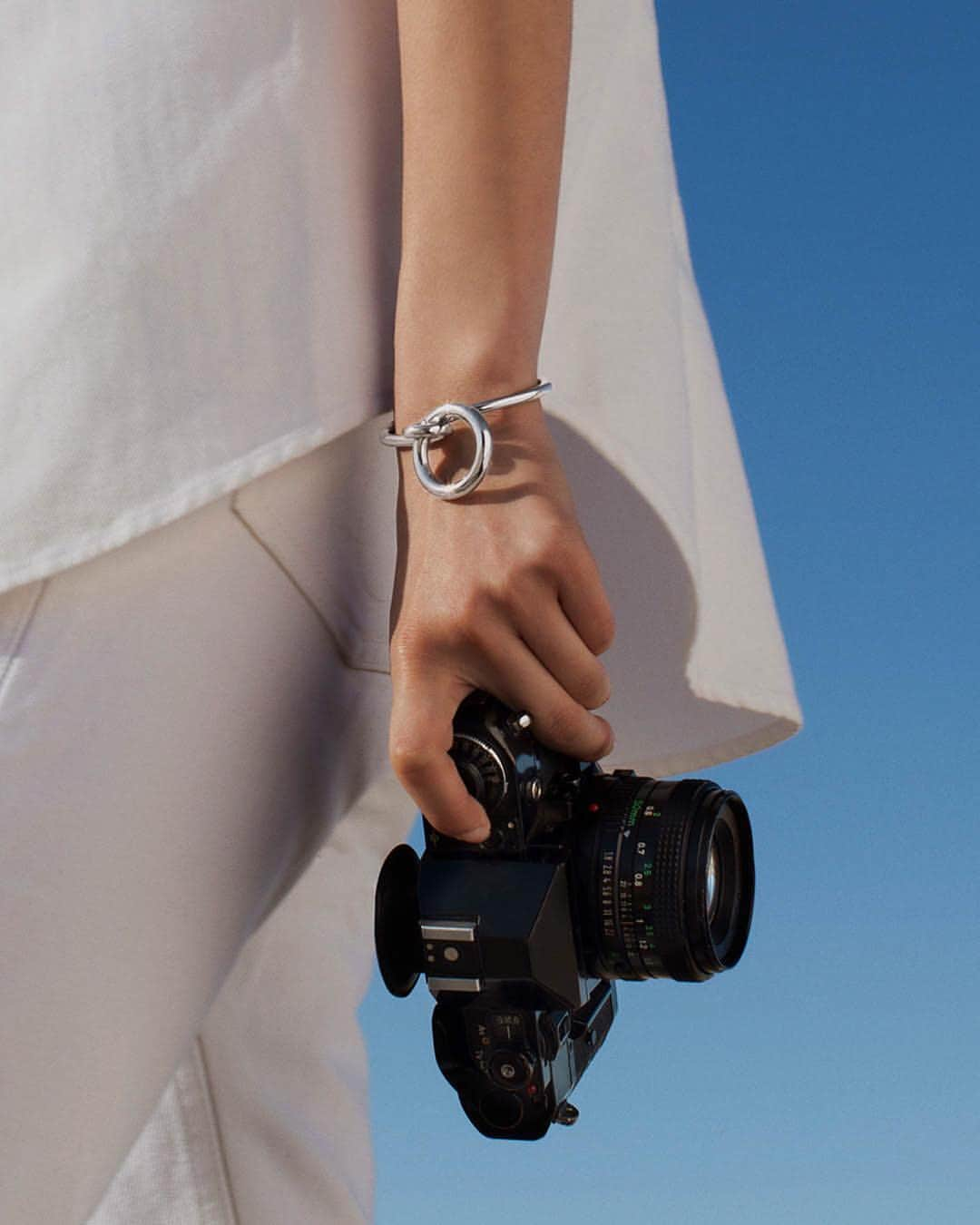 Calvin Kleinさんのインスタグラム写真 - (Calvin KleinInstagram)「#Summer plans in focus — bring in the warm with new styles from the Spring Summer 2019 #CALVINKLEIN WATCHES + JEWELRY collection, featuring our Clink earrings and open bangle. ⠀⠀⠀⠀⠀⠀⠀⠀ Share yours. #MYCALVINS」6月12日 11時54分 - calvinklein