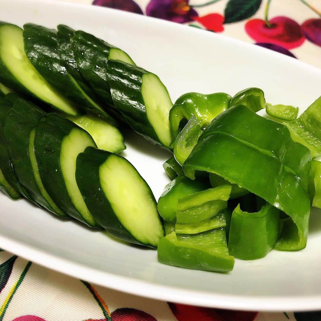福田麻衣さんのインスタグラム写真 - (福田麻衣Instagram)「#ぬか漬け 始めました！冷蔵庫に入れてパックで簡単にできるぬか床に野菜を漬けるだけのお手軽糠漬け。色んな野菜で試すのが楽しいです。にんじんとキュウリがお気に入り。」6月12日 11時54分 - mai2my2