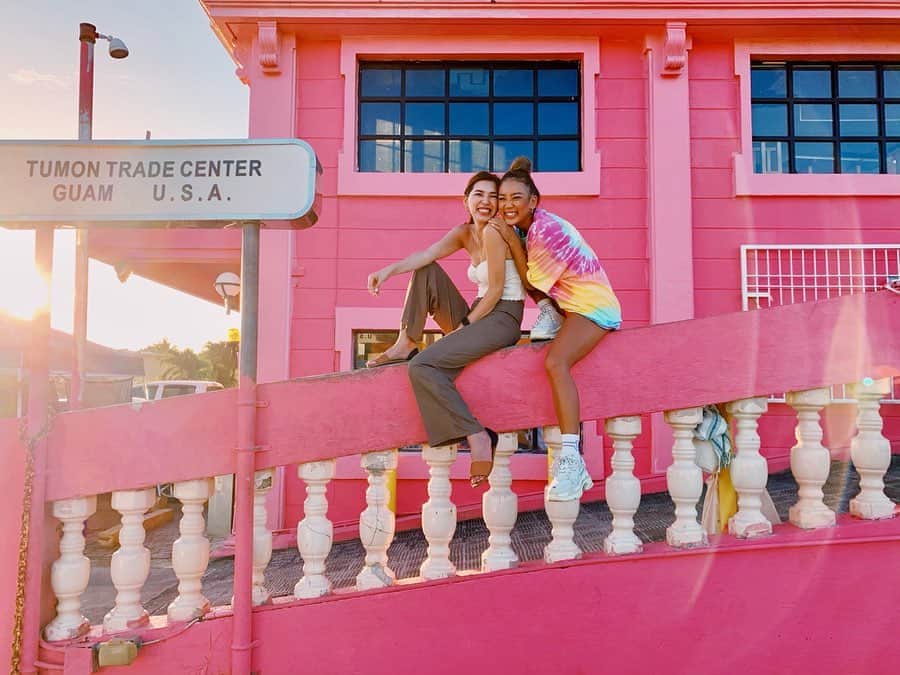 のインスタグラム：「#💗 歩いてたらインスタスポットだとゆう ピンクの建物 発見👀  そこにいた現地の方が写真なら任せてくれとばかりに  画角バッチリにおさえてくれて、 ポーズまでご指導いただき  ちゃっかり映えな写真が撮れました🙏✨ _ まさかの立たされたので  2人はしっかり後ろで手を繋いで  へっぴり腰で爆笑でした🤣(立つのは気をつけて😅⚠️) てなわけで 今回のグアムは なっちゃんときたよ🌻 沢山お仕事で地方や海外遠征させてもらったとき 数えきれないほどいつも同じ部屋だったんだ✨ 初めから居心地のいい妹のような存在で  いろんな話をしたね😆 もちろん今でも話は尽きず..😙 また思い出増えました💓 #guam #グアム #girlstrip #instaguam #コゲナツクニオ #本当に焦げ夏な人  #私は赤く焦げた」