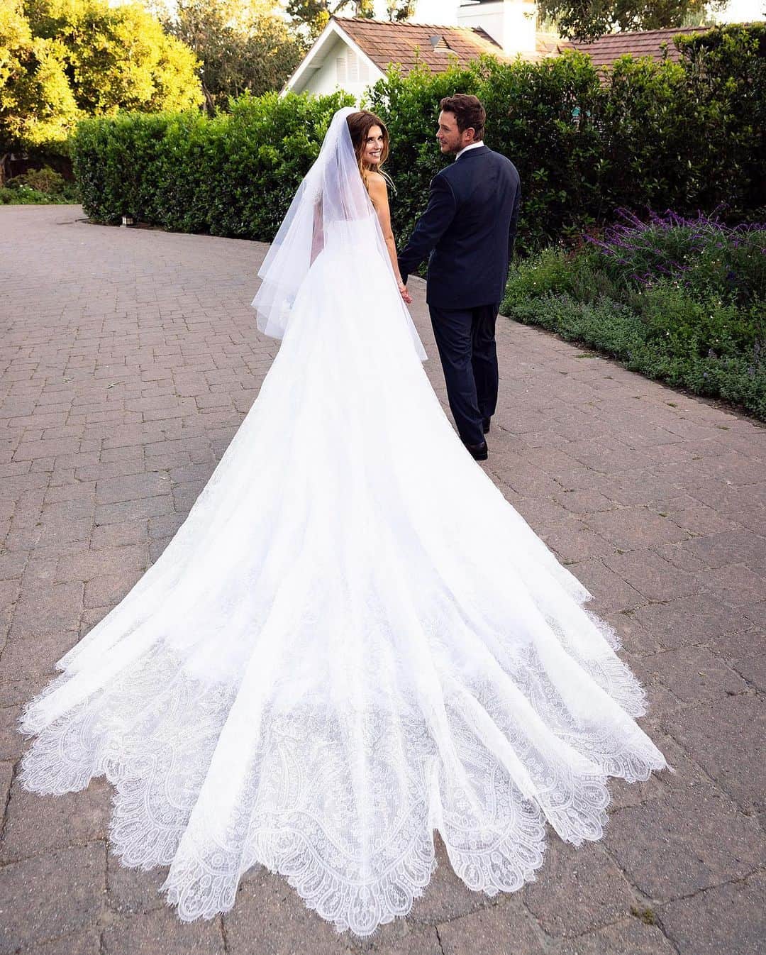 Just Jaredさんのインスタグラム写真 - (Just JaredInstagram)「@prattprattpratt and @katherineschwarzenegger have shared more photos from their wedding, including her second @armani dress for the reception. Tap this photo at the link in bio for all of the pics! #ChrisPratt #KatherineSchwarzenegger #Armani #WeddingPhotos Photos: John & Joseph Photography」6月12日 6時35分 - justjared