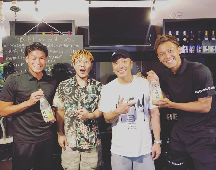 上里一将さんのインスタグラム写真 - (上里一将Instagram)「HYさんの番組、 「HYゴーゴーゴーヤー」の収録にご一緒させて頂きました！  MCあったさんの進行、HY名嘉俊さん、許田信介さん、慣れない現場でしたが、緊張をほぐしてくれ楽しく撮影をする事が出来ました！  ご協力してくださった皆様、ありがとうございました！！ 7/13(土)17:00〜 OTV沖縄テレビ 「HYゴーゴーゴーヤー」放送予定です！！ #HY #HYゴーゴーゴーヤー #名嘉俊 #許田信介 #MC #あったゆういち #FC琉球 #上里一将 #上原慎也 #泡盛 #残波 #残波ナイト」6月12日 6時53分 - kazumasa_uesato20