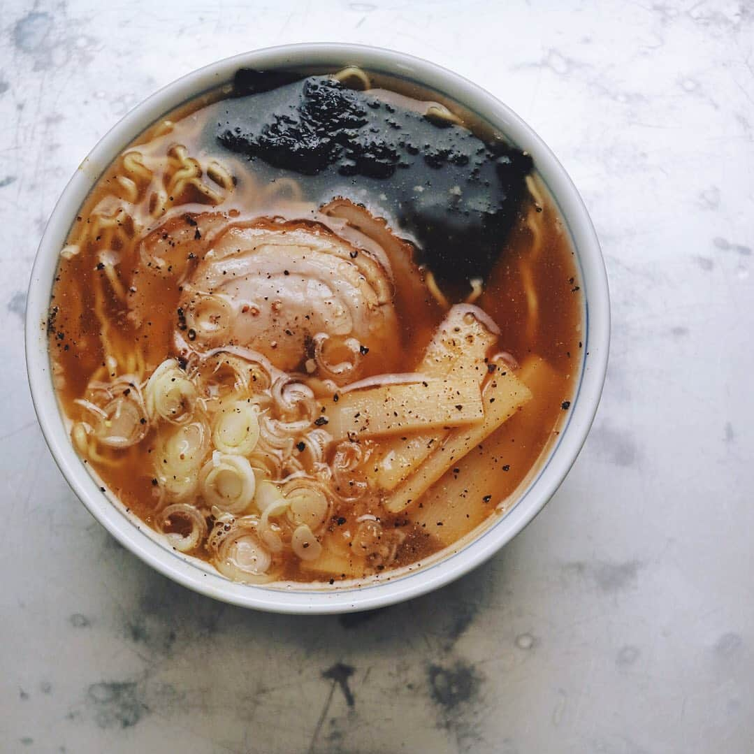 樋口正樹さんのインスタグラム写真 - (樋口正樹Instagram)「breakfast ramen 🍜 . 少し肌寒いので 朝からラーメン。 長尾中華そばの 美味しい即席麺。 . . #朝ラー #朝ラーメン #長尾中華そば #青森グルメ #即席麺 #インスタントラーメン #樋口さんちで麺類 #ramen #rameninstagram #morningramen #breakfastramen #🍜」6月12日 6時55分 - higuccini