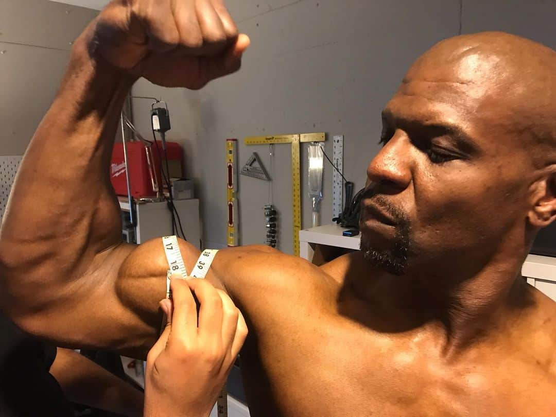 テリー・クルーズさんのインスタグラム写真 - (テリー・クルーズInstagram)「50 YEARS OLD and 18.5” biceps...or as I call them, Terry Everest and Mount Crews! 🏔 ⛰ 💪🏾 #AmericasGotTerry #agt」6月12日 7時03分 - terrycrews