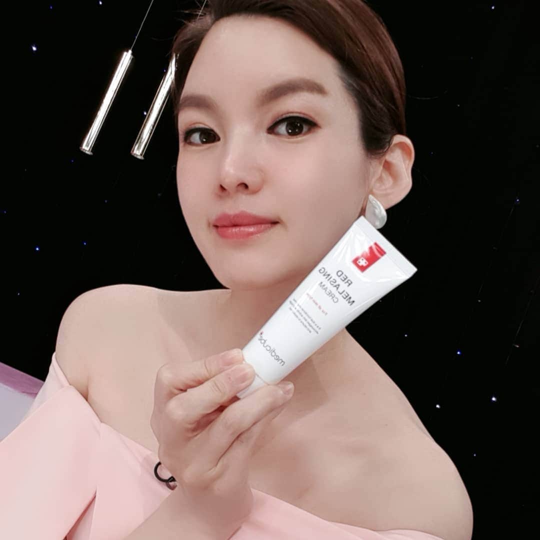 チョン・ガウンさんのインスタグラム写真 - (チョン・ガウンInstagram)「기미없이 살자!! 바르자마자 환해지고 바르면바를수록 밝아지는  #기미크림  #메디큐브 #레드멜라이징크림 🍒인체적용테스트완료 2주사용후 4주사용후 기미의 수가 줄어들고  기미의면적이 줄어들고 진한기미가 옅어지는.. #기미안녕크림  지금시작해요 GS홈쇼핑~~」6月12日 7時08分 - jung_ka_eun