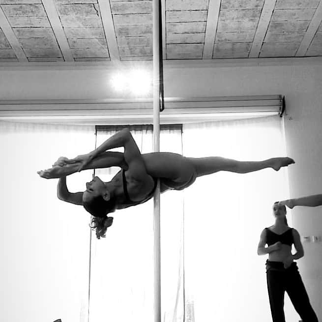 ヴィルジニー・デデューさんのインスタグラム写真 - (ヴィルジニー・デデューInstagram)「〰️ POLE DANCE 〰️ @luciebb_tonic • #poledance #poledanceart #artiste #athlete #art #flexibility」6月12日 7時30分 - virginie_dedieuoff