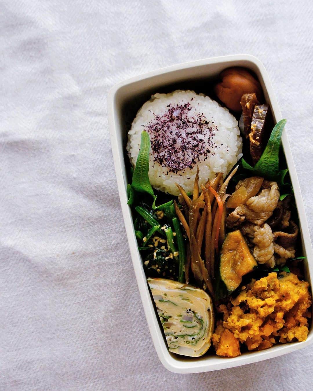 Ryoko Yunokiのインスタグラム：「+ + + Rice ball bento/おにぎり弁当 . *a rice ball, seasoned with yukari *ginger pork *blanched spinach salad *simmered minced chicken and acorn squash *kimpira burdock and carrot *rolled omelette *narazuke pickled gourd, umeboshi . ＊ゆかりおにぎり ＊豚の生姜焼き ＊法蓮草のナムル ＊鶏挽肉と南瓜の煮物 ＊牛蒡と人参の金平 ＊だし巻き卵 ＊奈良漬、梅干し + + + #bento #お弁当 #丸の内弁当 #f52grams」