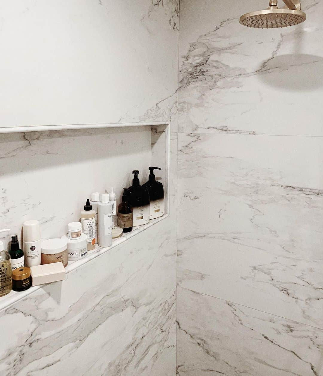 クリッセル・リムさんのインスタグラム写真 - (クリッセル・リムInstagram)「This is only half of my shower shelfie.. can you believe that? See the rest on @thechrisellefactor 💫 link in bio」6月12日 7時51分 - chrisellelim