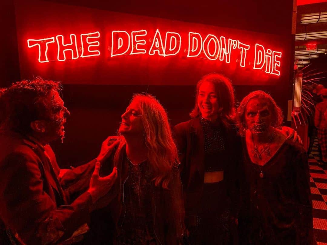 ナネットレポーのインスタグラム：「Trying to stay alive at @thedeaddontdie premiere last night! 🧟‍♀️ 🧟‍♂️」