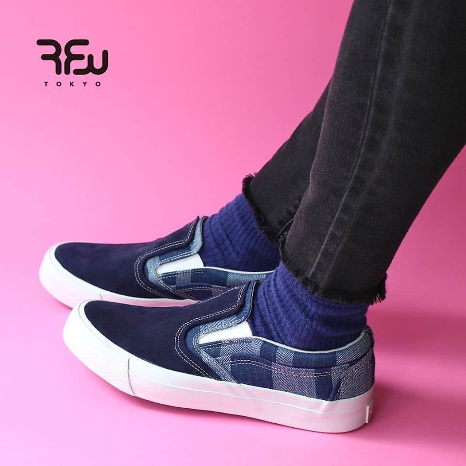 のインスタグラム：「《RFW 2019SS》  NAAN FOLIO STRIPE -Navy-  RFWのスリッポン〈NAAN-ナン-〉に 今季のシーズンモデルが新登場！  アッパーはベロアとリネンストライプのコンビ 太めのストライプが効いています。 同色のスエードが全体をうまくまとめており、 柄モノながら非常に合わせ易いデザインです。  RFW new slip-on series <NAAN> is out now ! Combination of suede and thick stripe pattern linen. Cool and fresh new looks with same color suede. Simple design for an easier mix and match with any style. Selling at  www.rfwtokyo.com @rfwtokyo  #rfw #rfwtokyo #rhythmfootwear #sneaker #sneakers #kicks #instashoes #instakicks #sneakerhead #sneakerheads #nicekicks #sneakerfreak #kickstagram #2019ss #spring #summer #renewal #20th #aniversary #tokyo #rpm #rhythmprimarymarket #linen #stripe #suede #newarrival」
