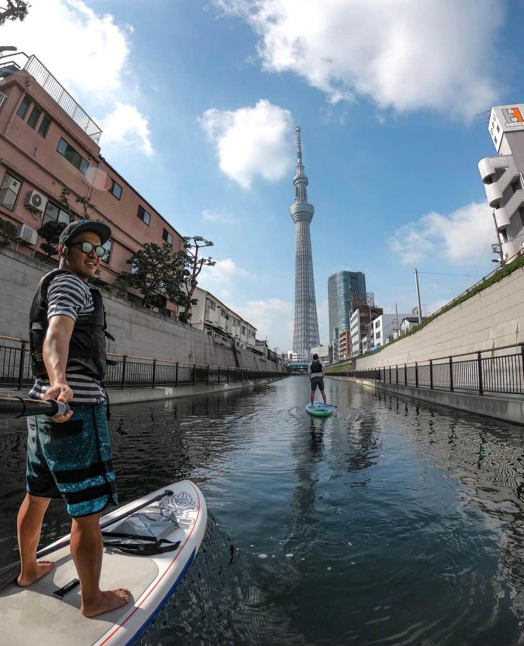 BONXのインスタグラム：「Did you know Tokyo has many waterways? Next time you are in Tokyo, probably you want to consider taking SUP to tour around. And don't forget your BONX to stay connected!⠀ #GoBonx #GoMakeNoise⠀ .⠀ .⠀ .⠀ .⠀ .⠀ #Bonx #technology #extreme #communication #gear #grouptalk #sportstech #sportstechnology #headphones #wirelessheadphones #sup #tokyo #tokyoskytree #waterway #hero7」