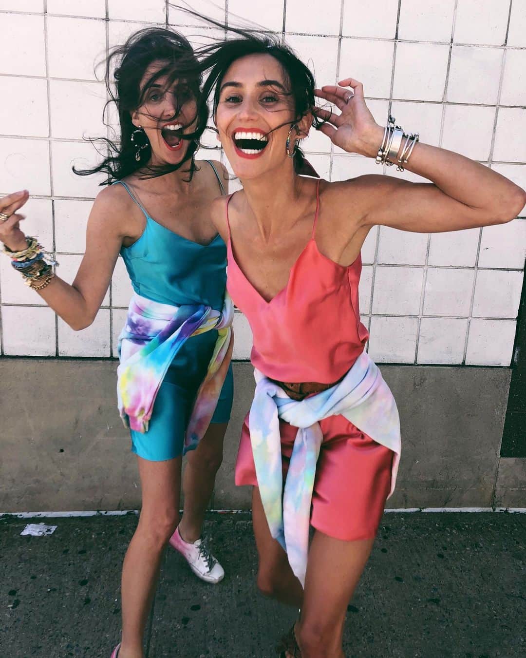 ダニジョーのインスタグラム：「#DANNIJOGIRLS HAVE MORE FUN 🌈✨🎉 • tap to shop @danielleasnyder and @jodiesnydermorel’s feel good outfits 😊」