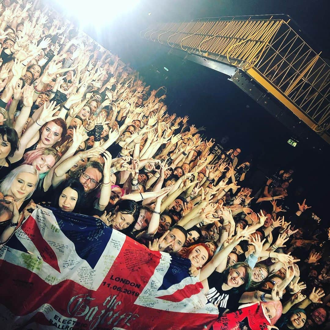 戒さんのインスタグラム写真 - (戒Instagram)「Thank you so much London.🤘🤘 See you.👋 #theGazettE #04 #LONDON #ElectricBallroom #☺️😝」6月12日 8時06分 - gazette_kai_