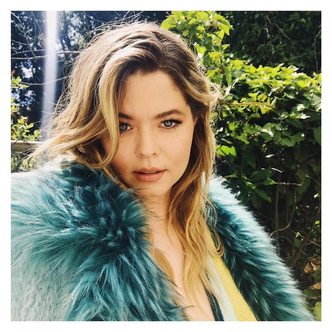 サーシャ・ピーターズのインスタグラム：「#bts of today’s @pulsespikes shoot 💙 #fauxfur」