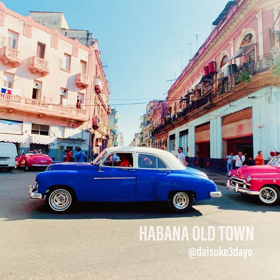 ダイスケのインスタグラム：「Hola"やぁ" Me llamo daisuke"おれダイスケ" ¿Cuanto cuesta？"これいくら？" この三つを連呼しながらハバナの旧市街を歩いています。ダイスケです。  ホセマルティ空港についてから色々ハプニングがあり、(予約してたタクシーの運ちゃんが来ない、両替屋のおじさんがビール飲んで談笑しててぜんぜん相手してくれない、裏通りでぼったくられる等) 初の中南米旅にとまどいは隠せませんが、  街を歩けば映画のセットのようなコロニアルな街並みと、 そこらかしこから聴こえてくる生のキューバンミュージックに足どりはとても軽いです。  スペイン語の会話本をしわくちゃに握りしめて、まずはハバナ旧市街を冒険したいと思います。  #ダイスケ #キューバ紀行 #ハバナ #キューバ #cuba #nanga #旧車」