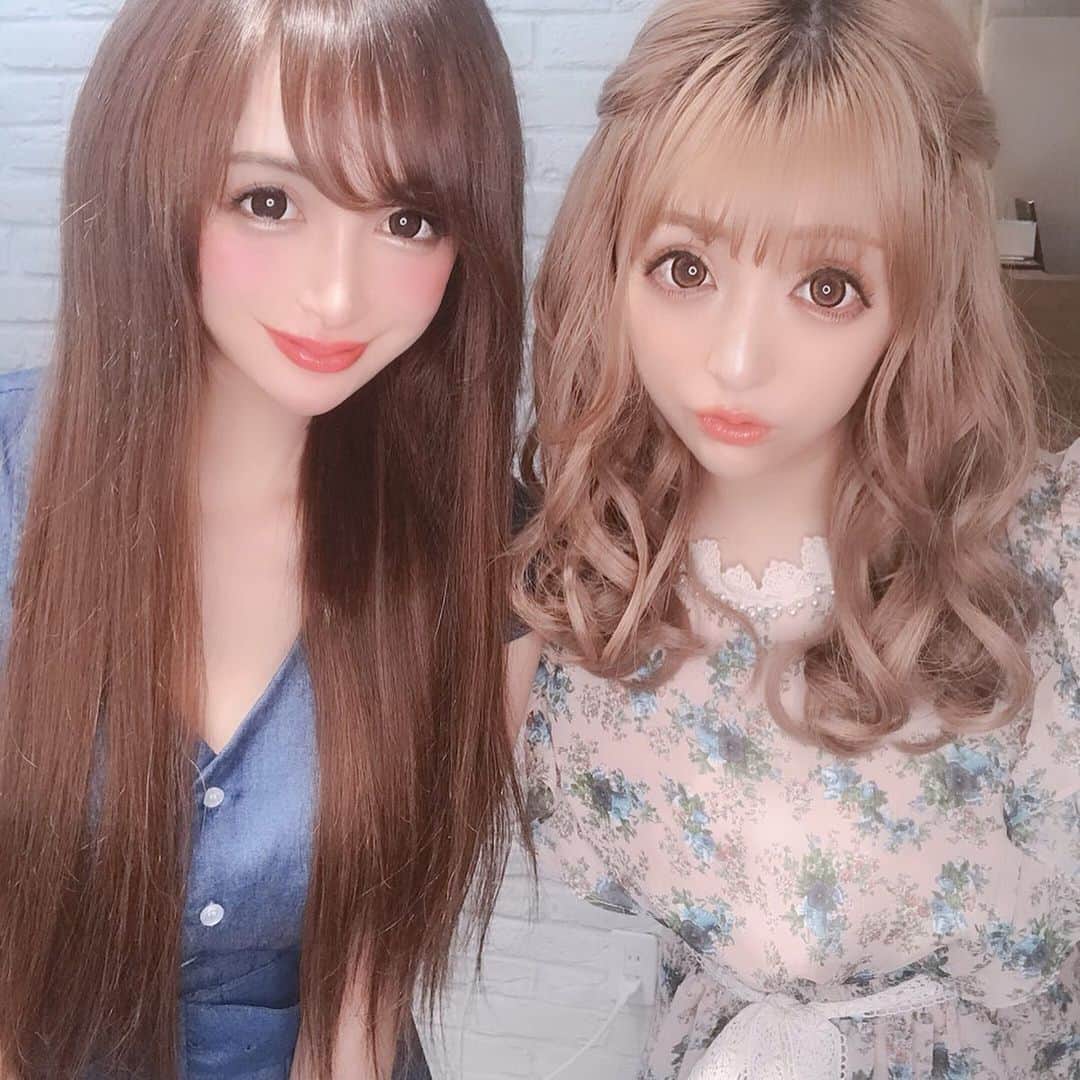 のインスタグラム：「アンククロス にセットしに行ったら、さき発見💓 早く女子会の予定立てなきゃね💕 今回はナツミさんにセットもらったよ💕 この髪型お気に入り❤️ この日のお洋服は @riina_couture カラコンは @dearqueen.jp だよん✨ 早く梅雨あけてくれーーーい☔️ #hair#make#hairmake#haircolor#ヘアメイク#ヘアアレンジ」
