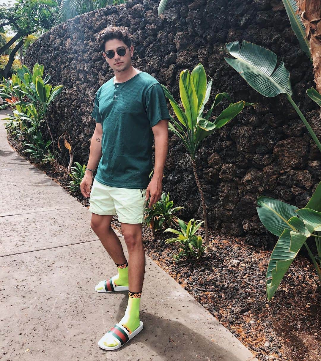 クリス・ギャルヤのインスタグラム：「want to enhance your Hawaii experience? You can play ‘the floor is lava’ by running 3 on 3 basketball barefoot until the skin rips off your feet 🙃」